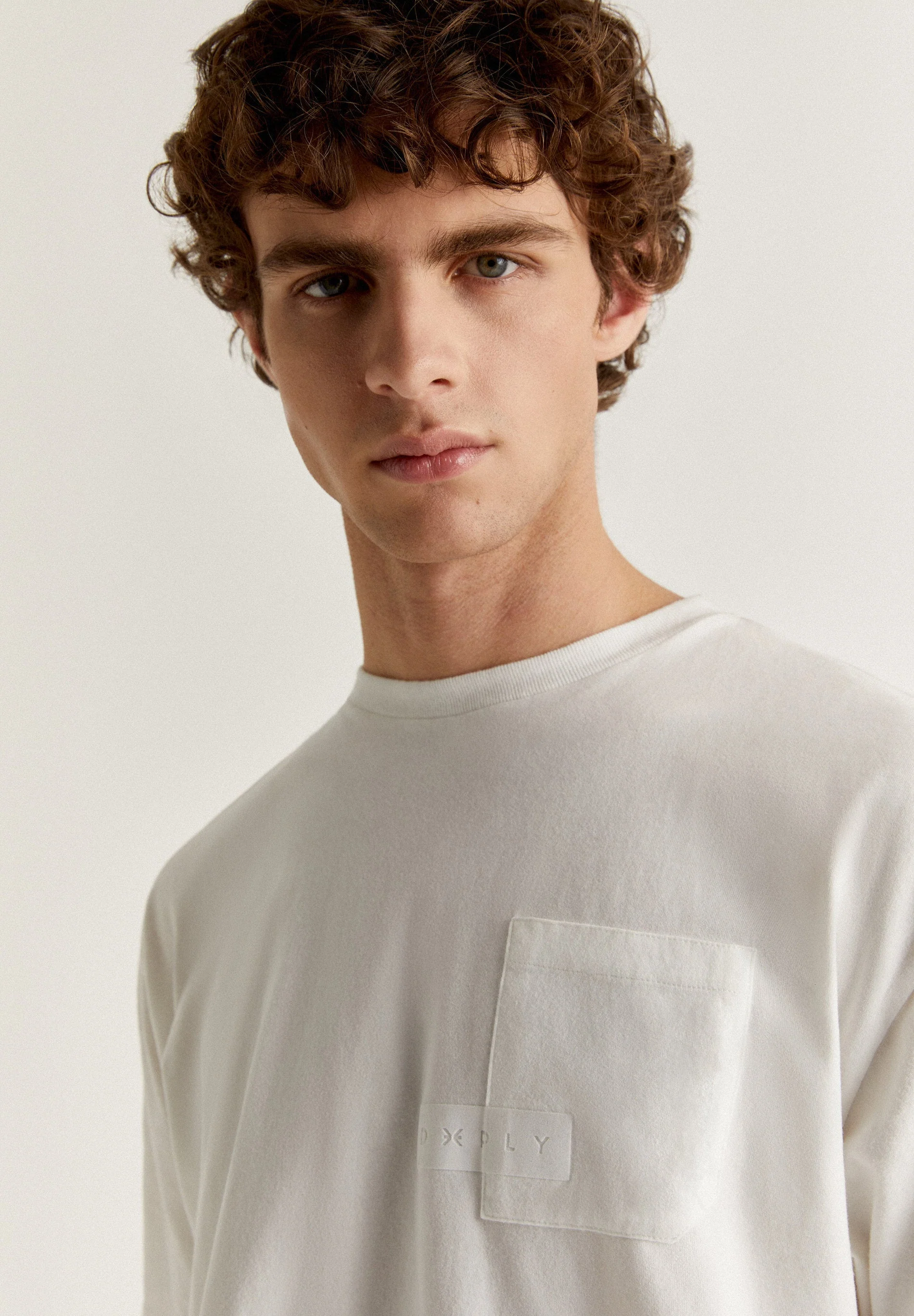 T-Shirt Com Bolso E Logótipo - Image 3